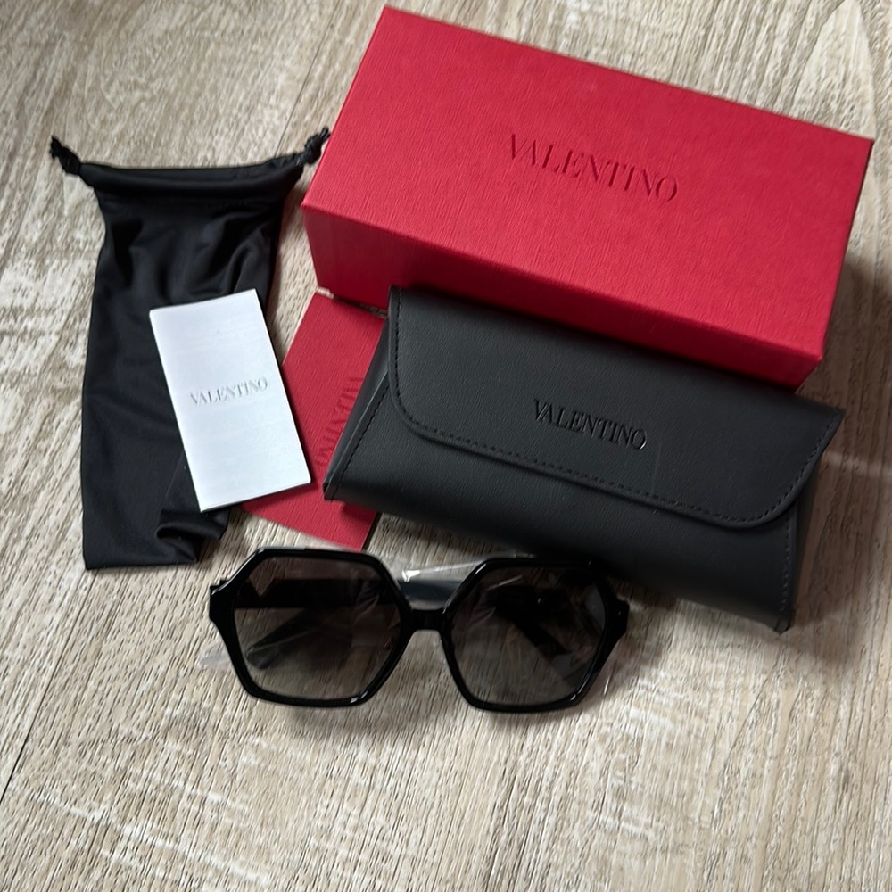 NEW Valentino VA4088F - 30018G Black Sunglasses 🕶️
